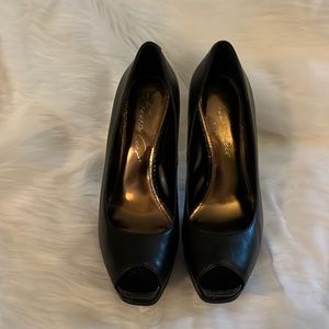 Black Kenneth Cole platform peep toe pump